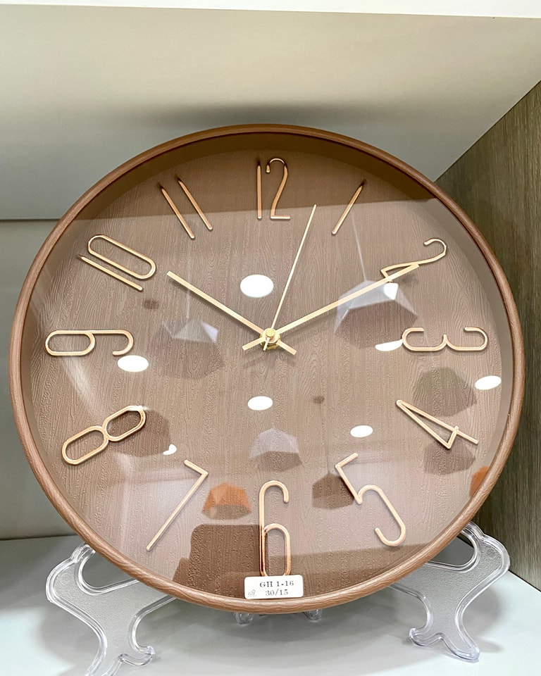 Horloge Murale Effet Bois Ø 30 cm – Chiffres Dorés